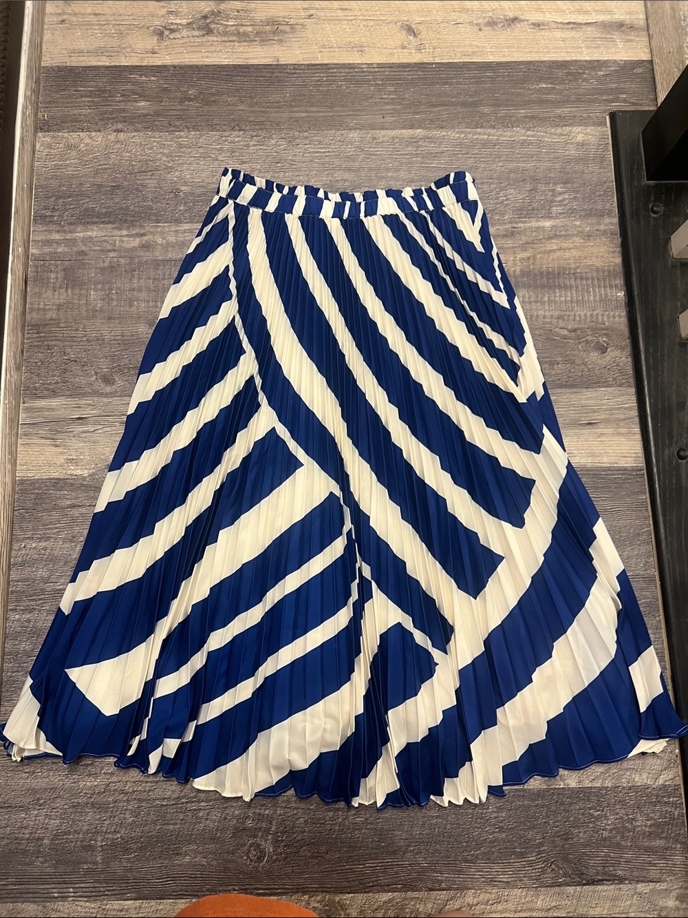 Anthropologie Blue White Pleated Chevron Midi Skirt M - Picture 7 of 7